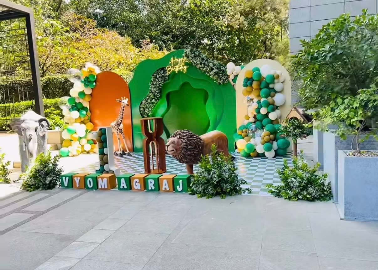 Jungle theme decor