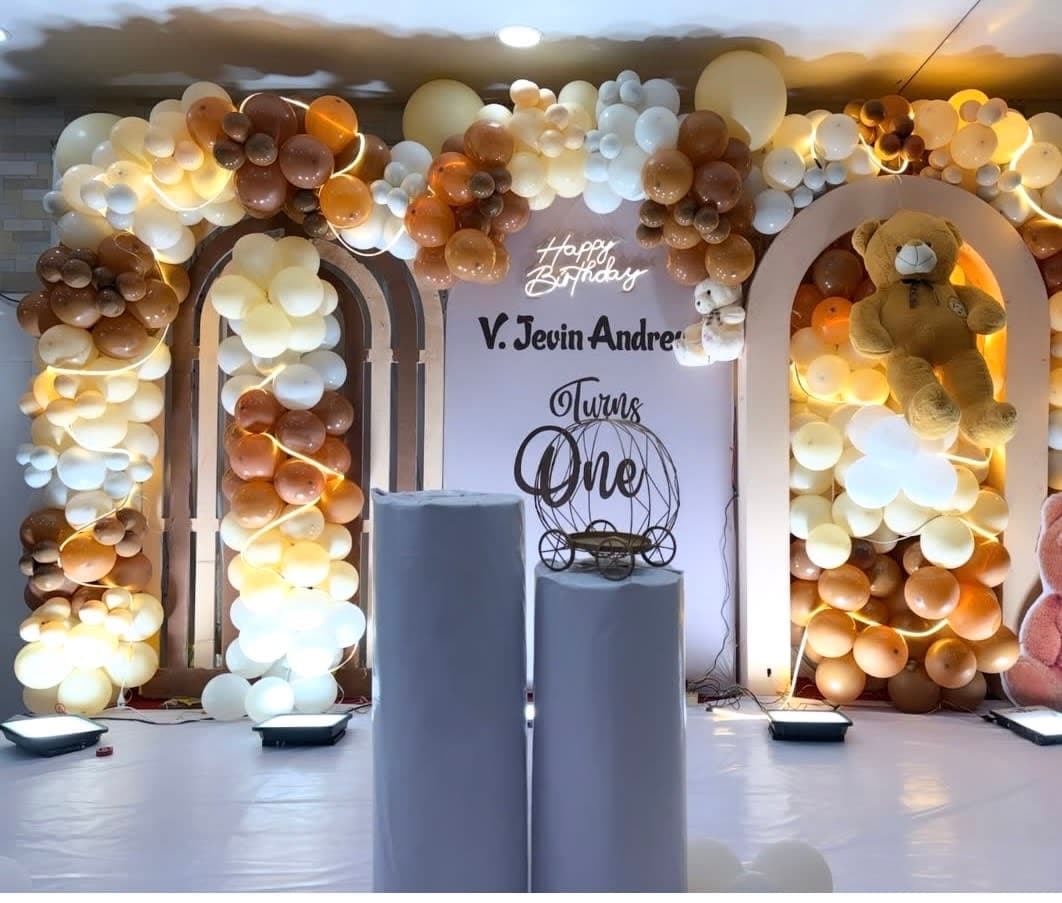 Birthday gold white Balloon decor