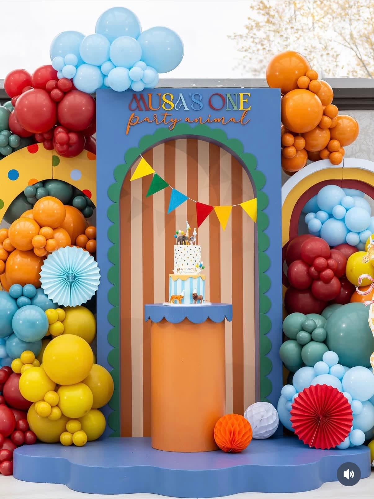 Simple colours balloon decor