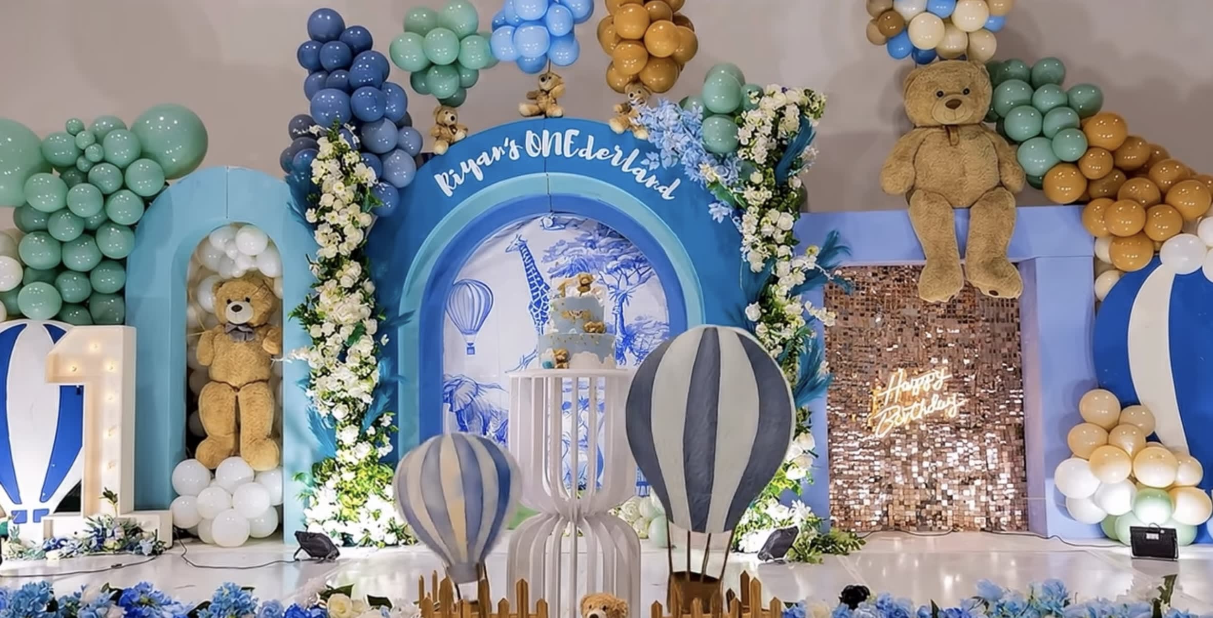 Grand balloon birthday decoration