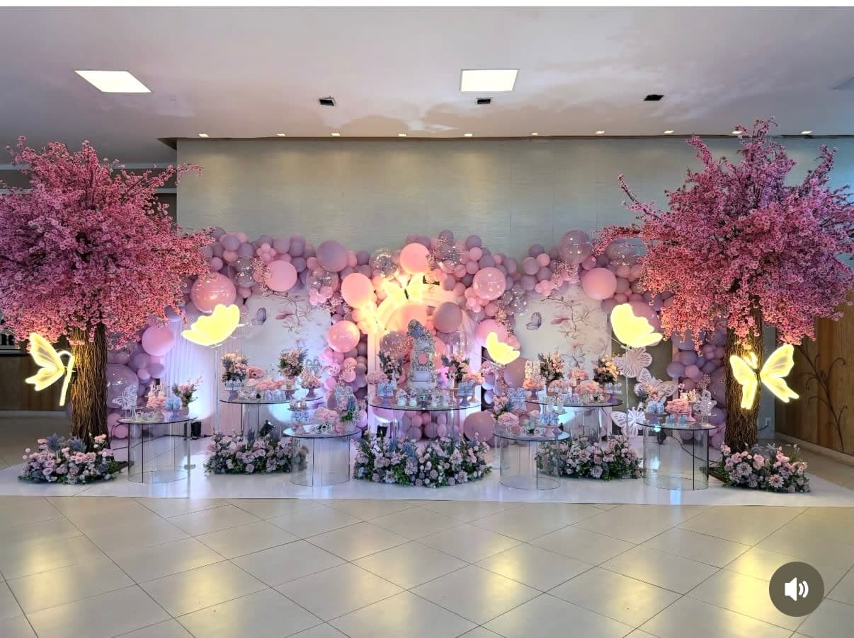 Grand flower and ballon decor — photo 1