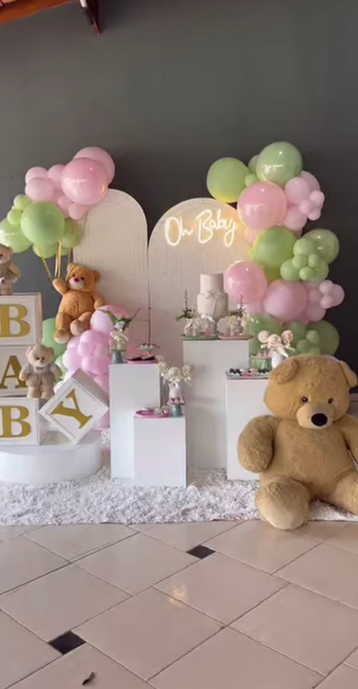 Simple balloon birthday decor