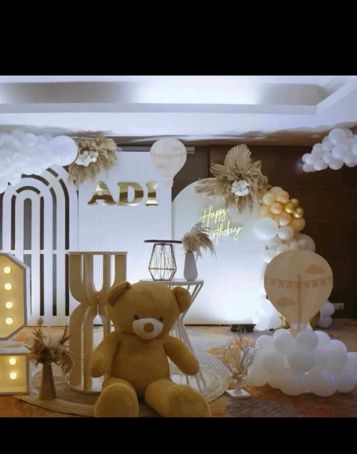 Balloon White and gold combination decor