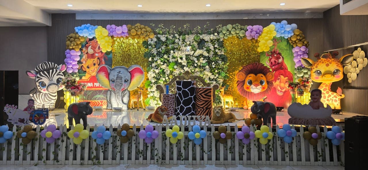 Jungle birthday balloon decor