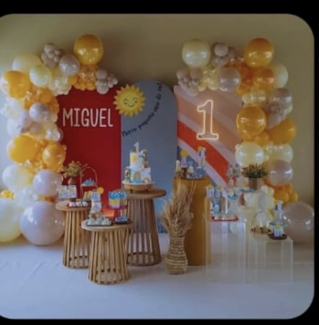 Simple Birthday gold balloon Decoration