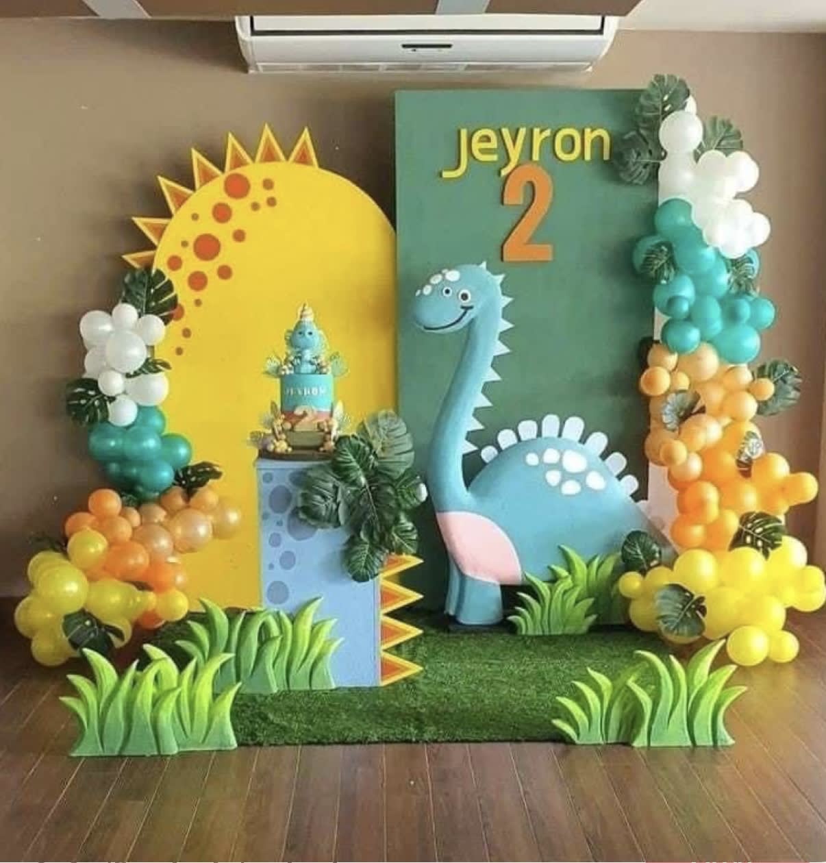 Simple dinosaur birthday decor