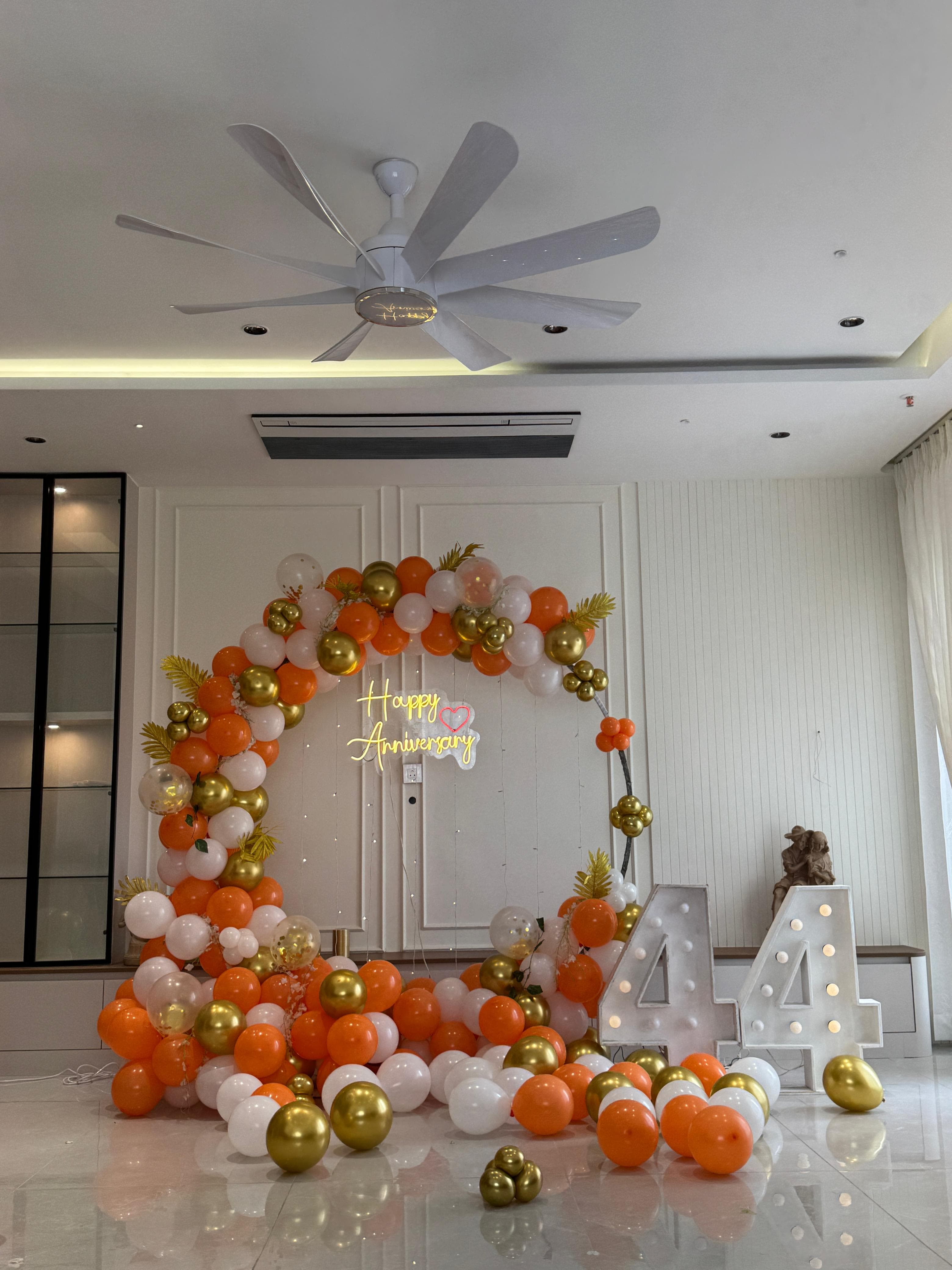 Simple Happy Anniversary Balloon Decor