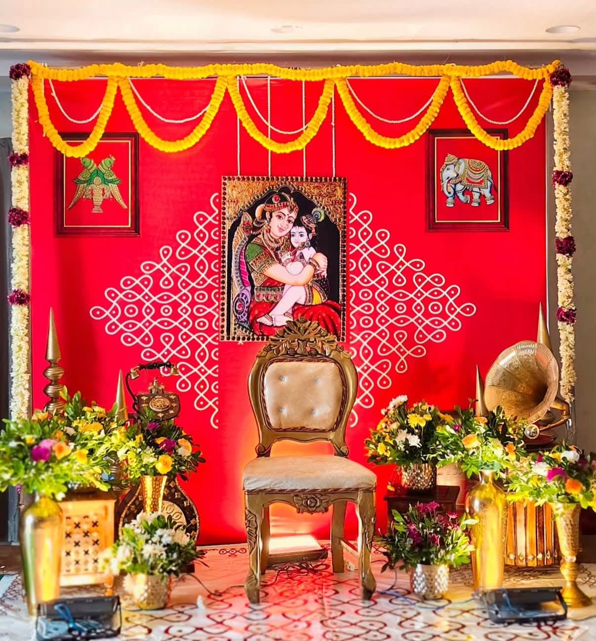 Grand Traditional Red Flower Decor